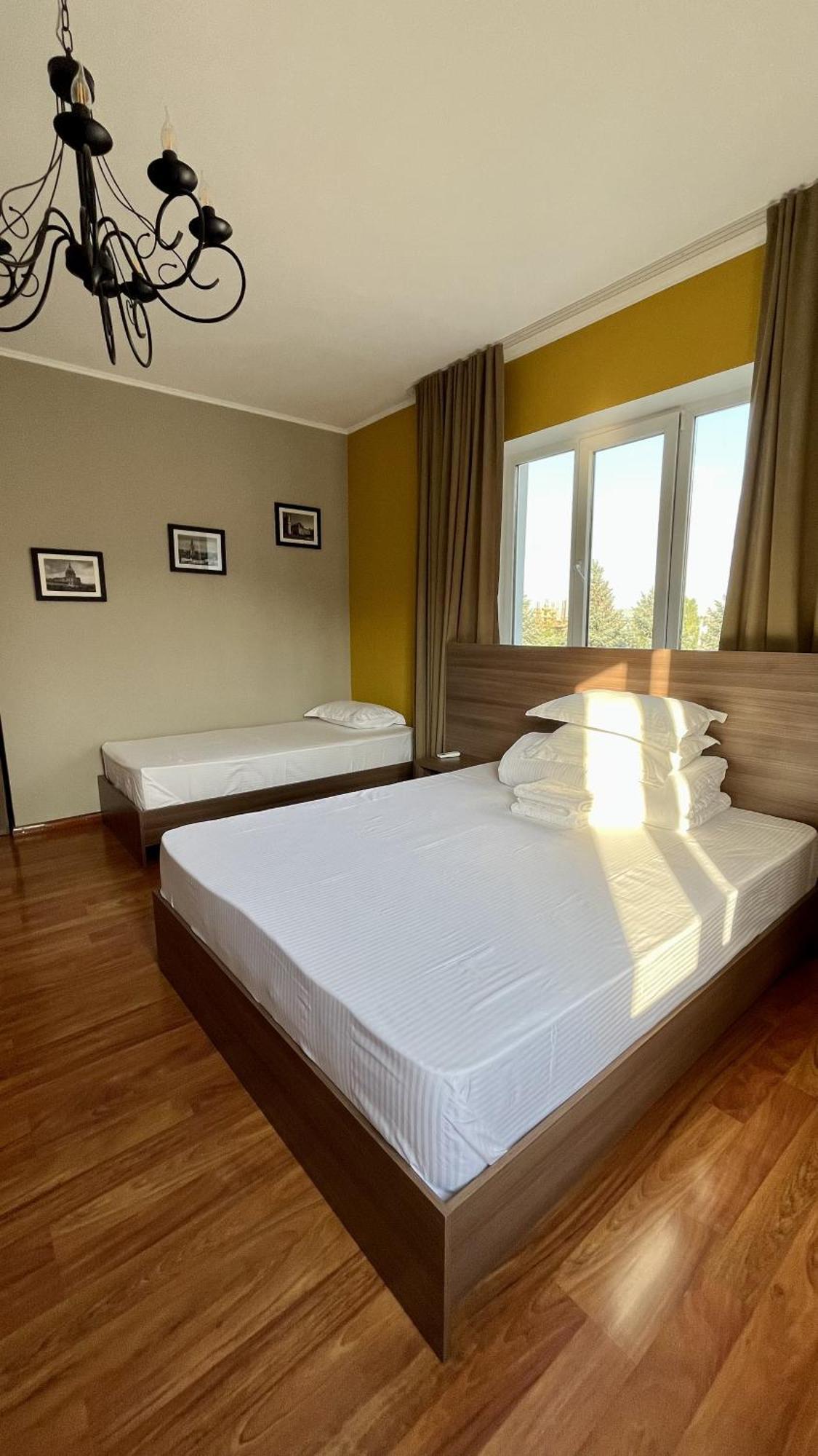 People Guest House Bichkek Extérieur photo